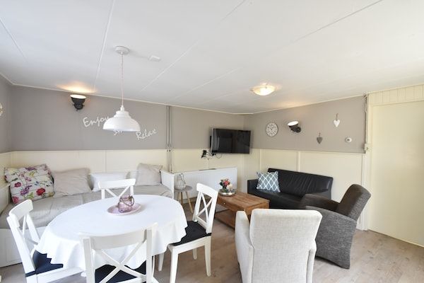 Woonkamer - Vakantiehuis in een omgeving vlakbij de kust in Callantsoog (3)