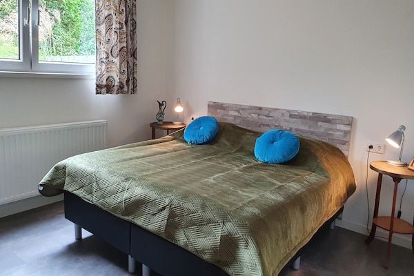 Slaapkamer - Stijlvol vakantiehuis vlakbij zee in Kamperland (4)