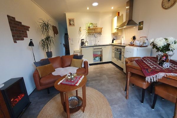 Woonkamer - Stijlvol vakantiehuis vlakbij zee in Kamperland (2)