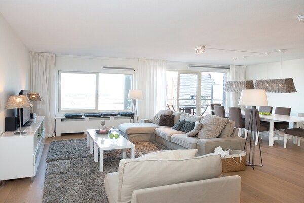 Woonkamer - Modern appartement in Den Haag in Scheveningen (1)