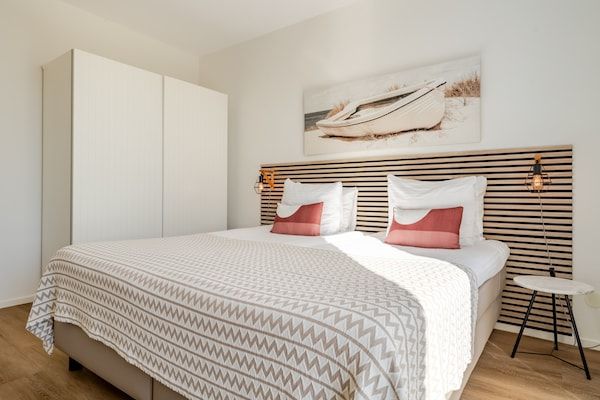 Slaapkamer - Stijlvol Verblijf Vlakbij Scheveningen in Scheveningen (3)