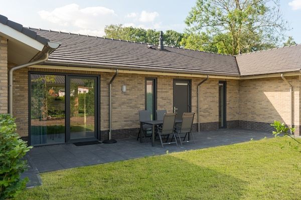 Buitenkant - Rijtjeshuis in Nederland bij Veluwe in Voorthuizen (1)