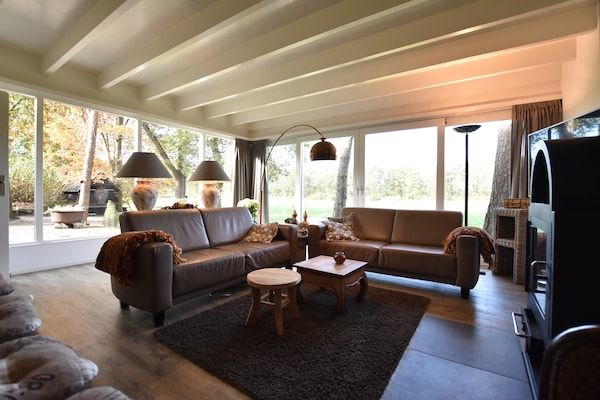 Woonkamer - Vakantiehuis in Reutum met Bubbelbad in Reutum-Weerselo (2)