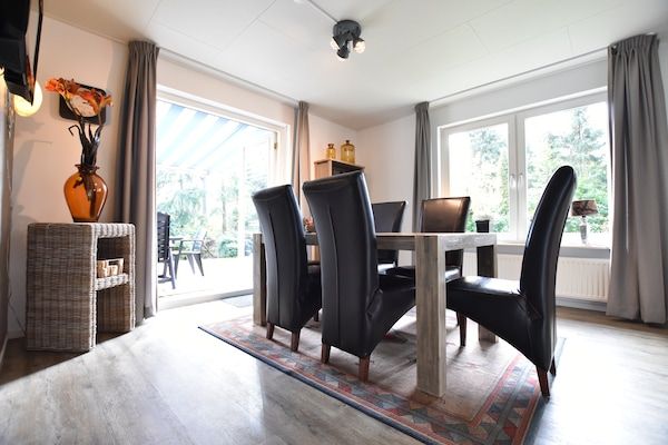 Eetkamer - Vakantiehuis in Reutum met Bubbelbad in Reutum-Weerselo (3)