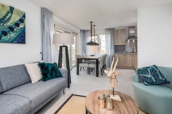 Woonkamer - Villa vlakbij het strand met infraroodsauna in Nieuwvliet-Bad (4)