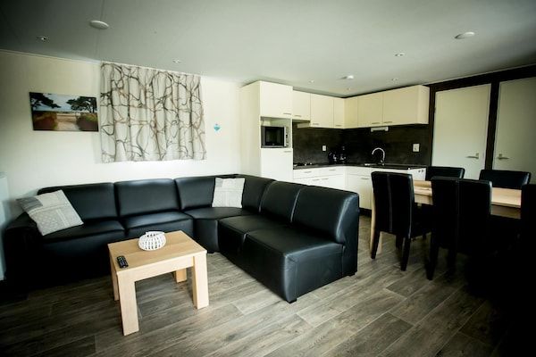 Woonkamer - Chalet bij Loonse en Drunense Duinen in Udenhout (2)