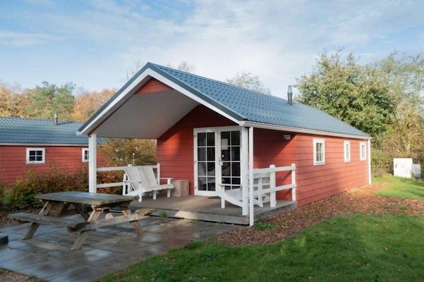 Buitenkant - Modern Otterlo Chalet Retreat in Otterlo (1)