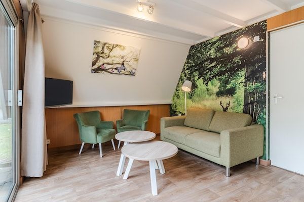 Woonkamer - Bungalow in Bospark 't Wolfsven bij natuur in Mierlo (2)