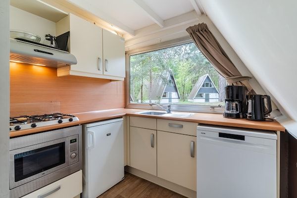 Keuken - Bungalow in Bospark 't Wolfsven bij natuur in Mierlo (4)