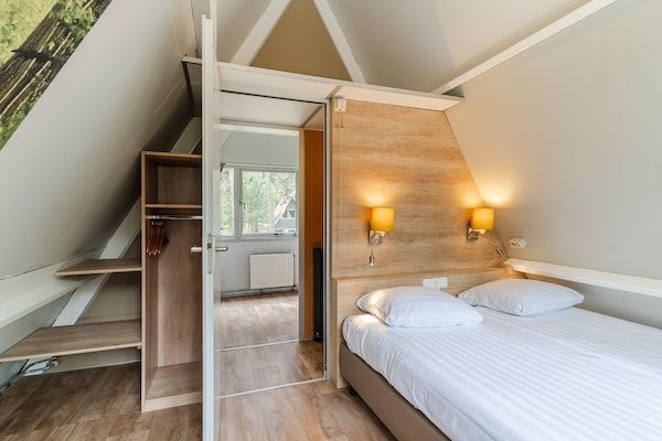 Slaapkamer - Bungalow in Bospark 't Wolfsven bij natuur in Mierlo (5)