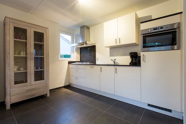 Keuken - Luxe villa in Arcen met tuin en zonnestraler in Arcen (5)