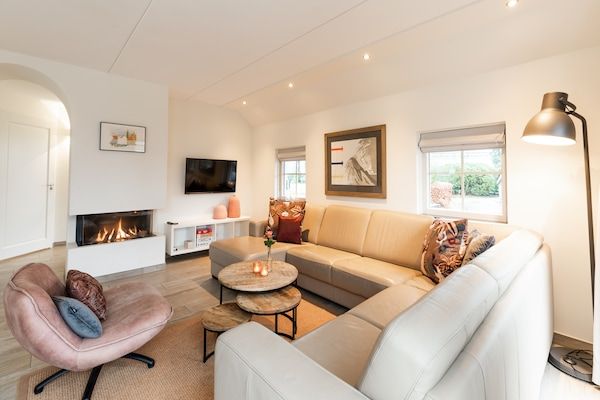 Woonkamer - Familievilla + sauna en serre in Hellendoorn (2)
