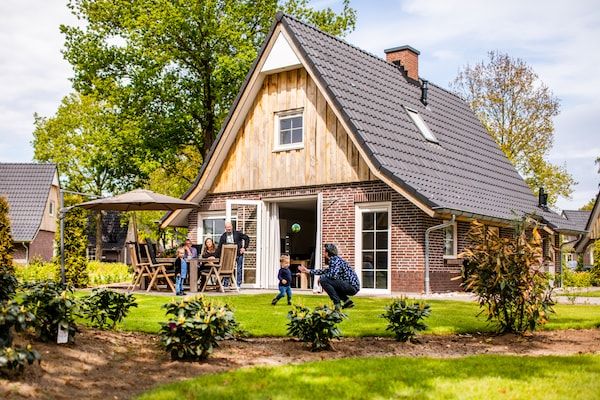 Buitenkant - Familievilla + sauna en serre in Hellendoorn (1)