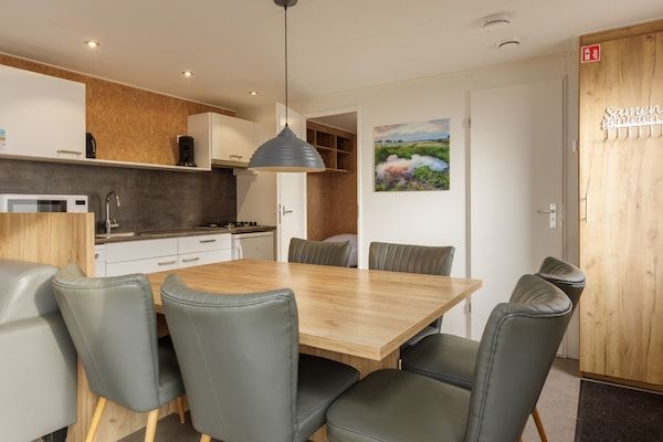 Eetkamer - Chalet nabij Hunebedcentrum in Borger (3)