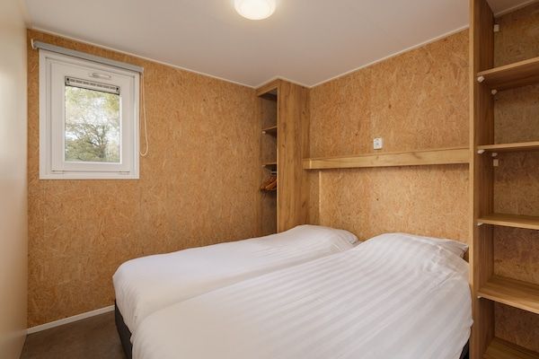 Slaapkamer - Chalet nabij Hunebedcentrum in Borger (5)