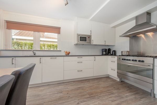 Keuken - Villa in Arcen met douche & tuin in Arcen (4)
