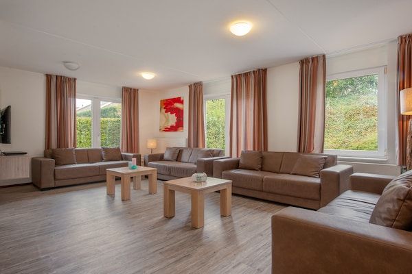 Woonkamer - Villa in Arcen met douche & tuin in Arcen (2)