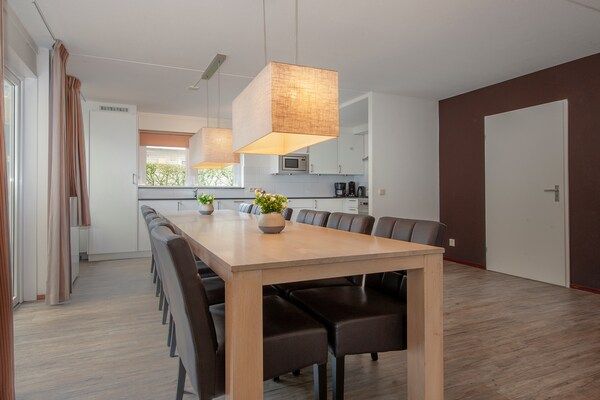 Eetkamer - Villa in Arcen met douche & tuin in Arcen (3)