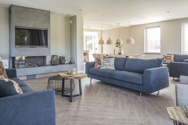 Woonkamer - Luxe villa op Texel met sauna, Turks stoombad en bubbelbad in De Cocksdorp Texel (4)