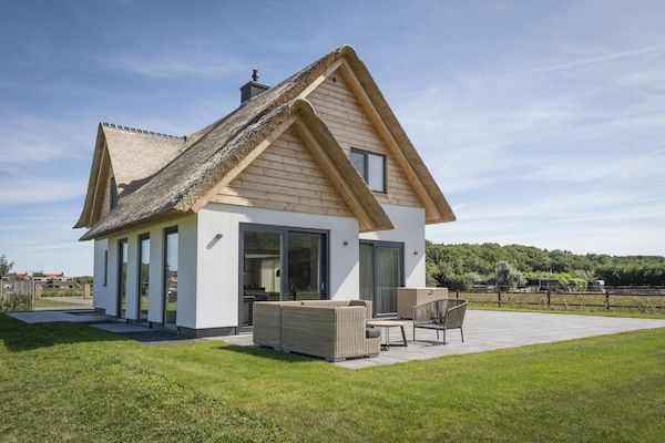 Buitenkant - Luxe villa op Texel met sauna, Turks stoombad en bubbelbad in De Cocksdorp Texel (1)