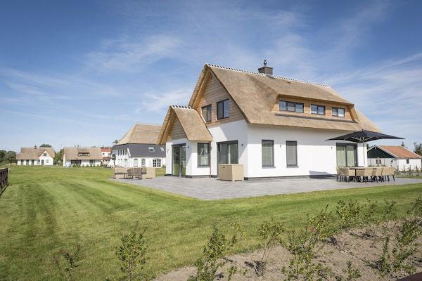 Buitenkant - Luxe villa op Texel met sauna, Turks stoombad en bubbelbad in De Cocksdorp Texel (2)