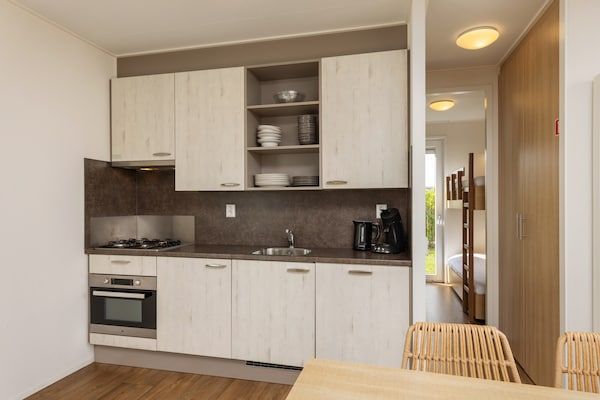 Keuken - Lodge vlakbij het strand met vaatwasser in Callantsoog (5)