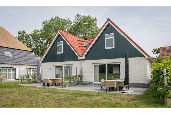 Tuin - Bungalow op Texel met royaal terras in De Cocksdorp Texel (1)