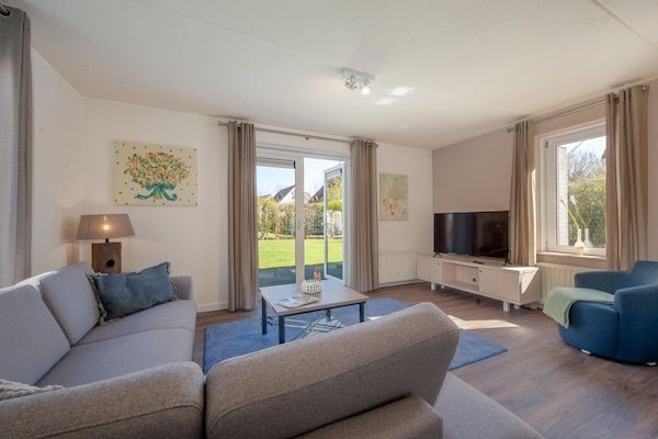 Woonkamer - Gemoderniseerde villa vlakbij het strand in Kamperland (2)