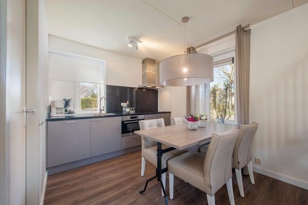 Keuken - Gemoderniseerde villa vlakbij het strand in Kamperland (3)
