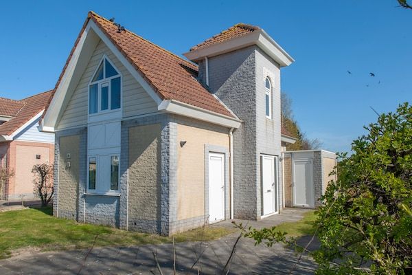 Buitenkant - Gemoderniseerde villa vlakbij het strand in Kamperland (1)