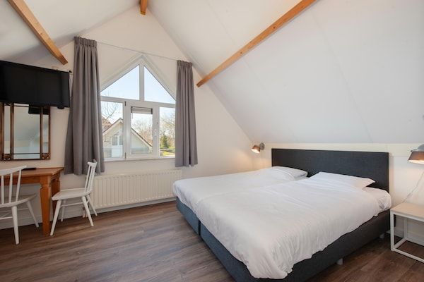 Slaapkamer - Gemoderniseerde villa vlakbij het strand in Kamperland (4)