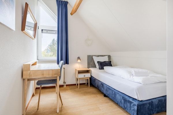 Slaapkamer - Villa in Banjaard bij de Noordzee in Kamperland (4)