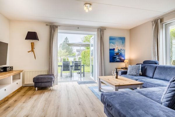 Woonkamer - Villa in Banjaard bij de Noordzee in Kamperland (2)