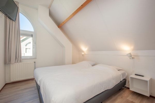 Slaapkamer - Villa in Nederland dicht bij het strand in Kamperland (5)
