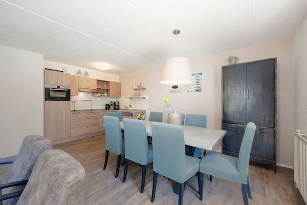 Eetkamer - Villa op 1 km van het strand in Kamperland (3)