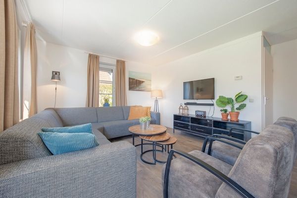 Woonkamer - Villa op 1 km van het strand in Kamperland (1)