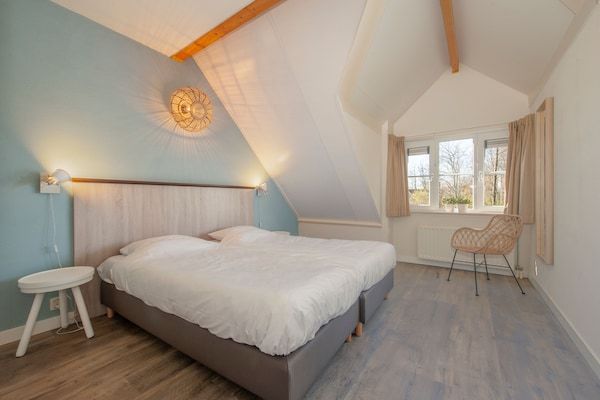 Slaapkamer - Villa op 1 km van het strand in Kamperland (4)
