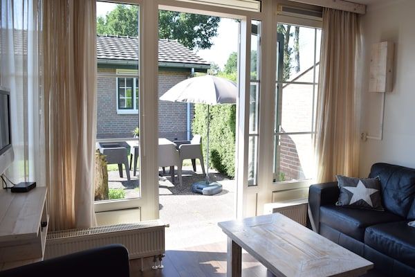 Woonkamer - Bungalow in Nederland met Tuinterras in Voorthuizen (3)