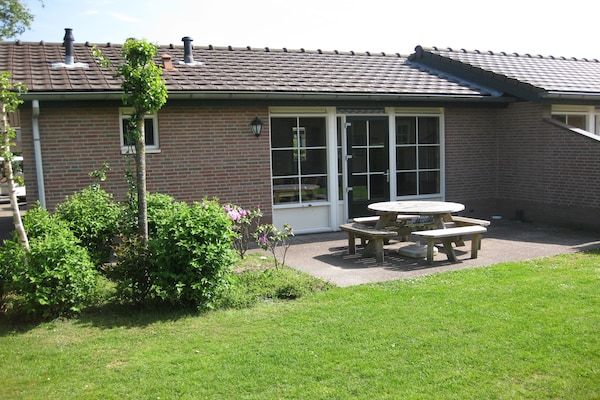 Buitenkant - Bungalow in Nederland met Terras in Voorthuizen (1)