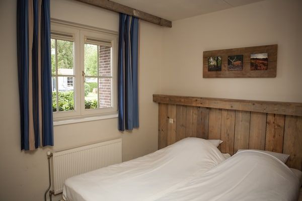Slaapkamer - Bungalow in Nederland met Terras in Voorthuizen (4)