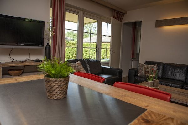 Woonkamer - Bungalow in Nederland met Tuinterras in Voorthuizen (2)