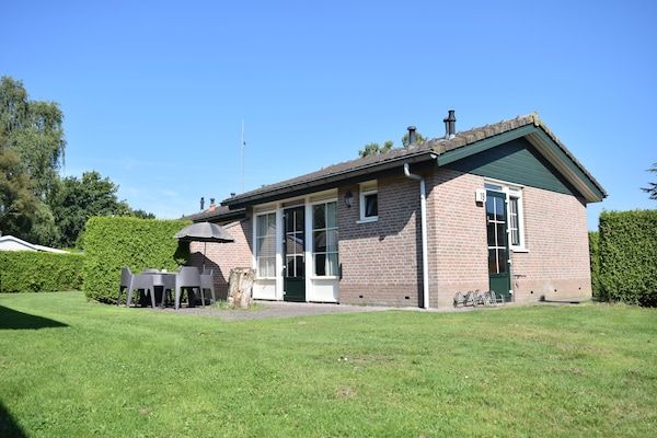 Buitenkant - Bungalow in Nederland met Tuin & Terras in Voorthuizen (1)