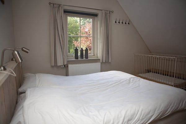 Slaapkamer - Villa in Nederland met Privézwembad in Voorthuizen (5)