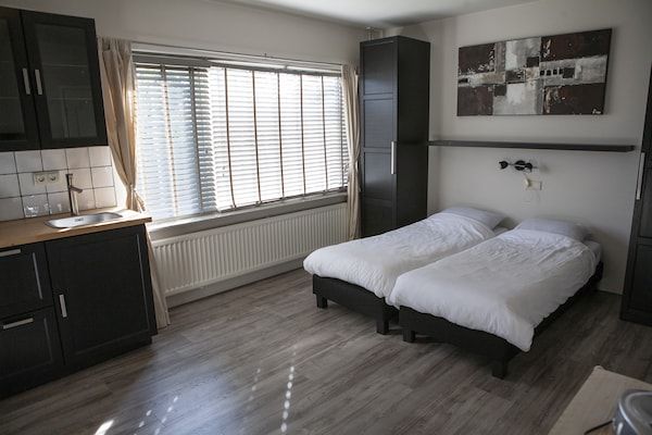 Slaapkamer - Villa in Nederland met Privézwembad in Voorthuizen (5)