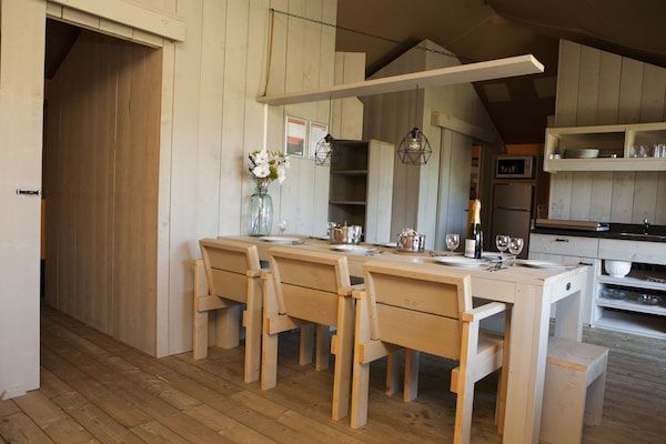 Eetkamer - Safaritent in de Natuur met Privé Sanitair in Voorthuizen (2)