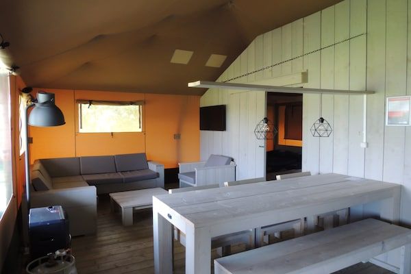 Woonkamer - Safaritent in de Natuur met Privé Sanitair in Voorthuizen (3)