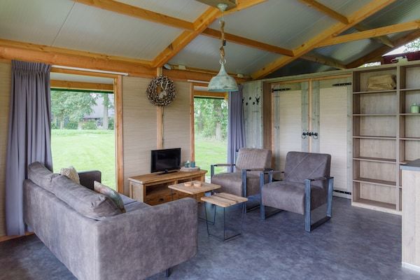 Woonkamer - Luxe Lodge in Reesprong met Vuurschaal in Buurse (1)