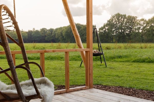 Terras - Luxe Lodge in Reesprong met Vuurschaal in Buurse (3)