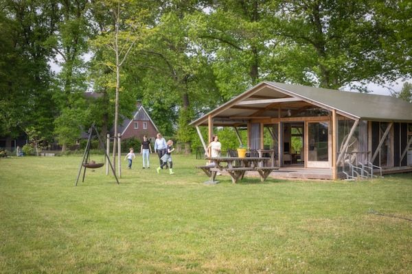 Buitenkant - Luxe Lodge in Reesprong met Vuurschaal in Buurse (5)