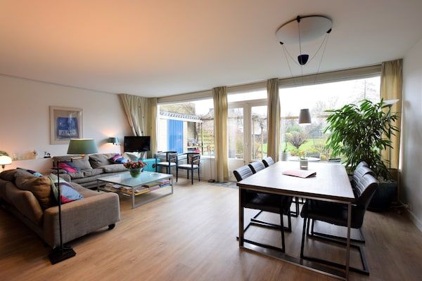 Woonkamer - Terrasappartement met weelderige tuin in Voorburg (1)